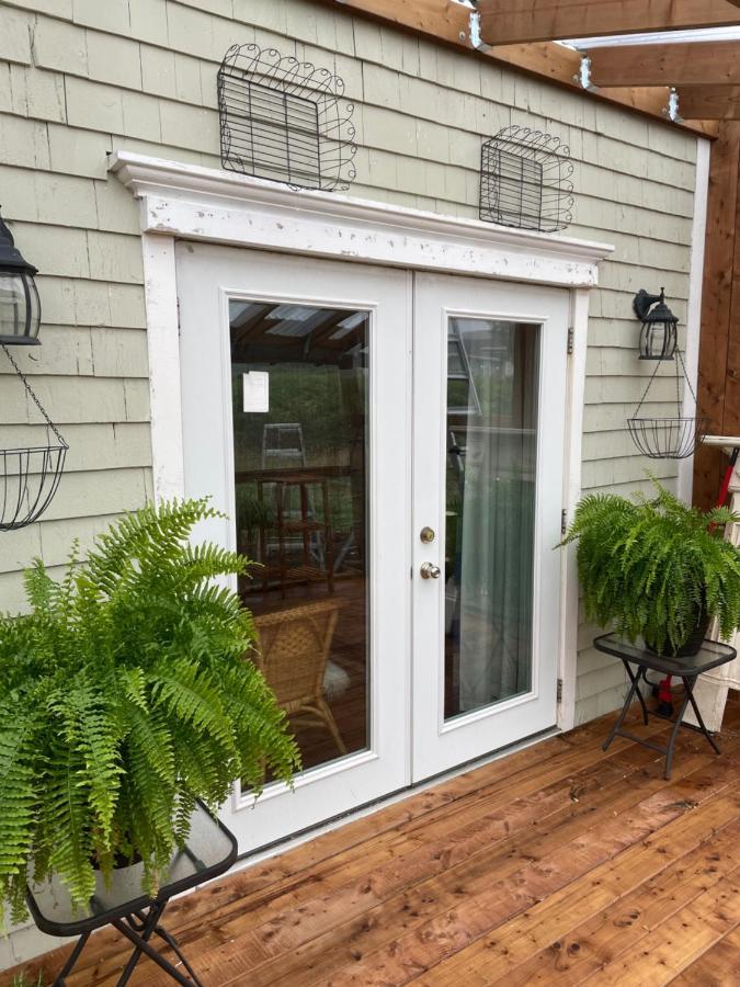 The East Wind Guesthouse Clark's Harbour Экстерьер фото